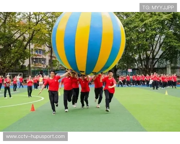 双人共玩表演赛趣味十足，选手默契配合成看点