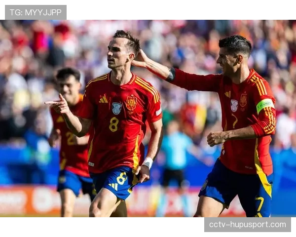 特写:看台球迷高举“提速”标语,回应球队近期保守的比赛风格